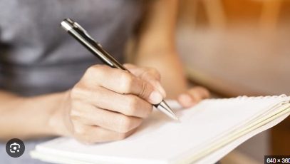 Ilustrasi menulis jurnal pagi untuk merencanakan hari dan meningkatkan produktivitas