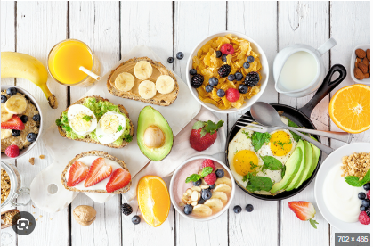 Menu sarapan sehat bergizi seimbang dengan buah, sayuran, dan protein