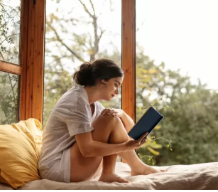 Ilustrasi rutinitas pagi orang sukses untuk meningkatkan produktivitas dan fokus