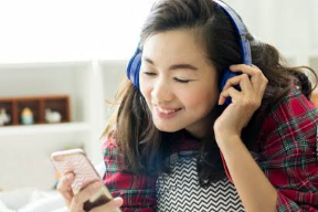 Seseorang menggunakan aplikasi relaksasi di ponsel untuk menenangkan pikiran