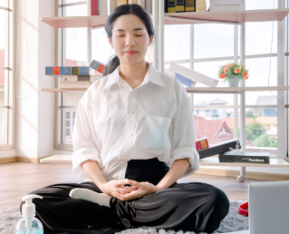 Seseorang sedang bermeditasi singkat selama 5 menit untuk relaksasi