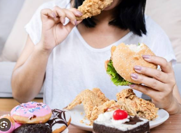 Piring berisi makanan sehat seperti sayur dan buah