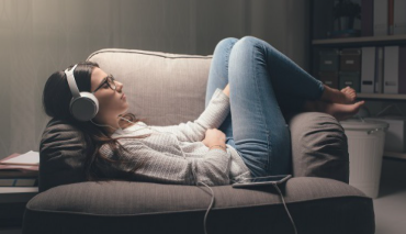 Seseorang menikmati musik relaksasi untuk menenangkan pikiran