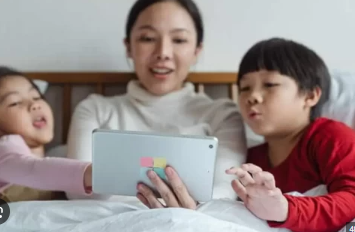 Seseorang meletakkan ponsel di meja dan melihat ke luar jendela