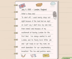 Seseorang menulis di jurnal dengan pena di meja kayu