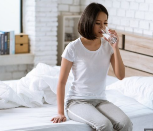 Segelas air putih di meja pagi hari