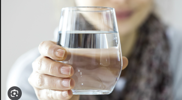 Segelas air putih untuk hidrasi dan relaksasi tubuh