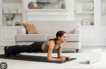 Wanita melakukan olahraga ringan di rumah dengan yoga mat