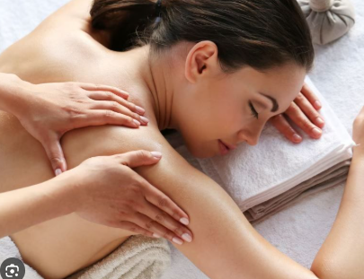 Seseorang melakukan pijat singkat di titik tertentu untuk relaksasi