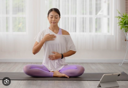 Orang sedang melakukan teknik pernapasan dalam untuk relaksasi