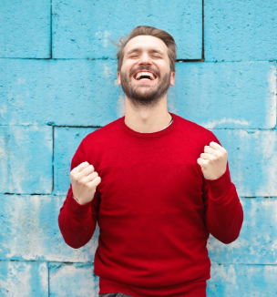 Seseorang tersenyum dan tertawa untuk relaksasi dan kebahagiaan