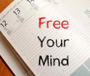 Seseorang menulis di jurnal untuk melepaskan stres