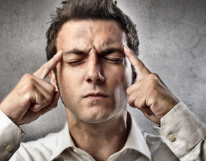 Seseorang sedang melakukan visualisasi positif untuk relaksasi dan fokus